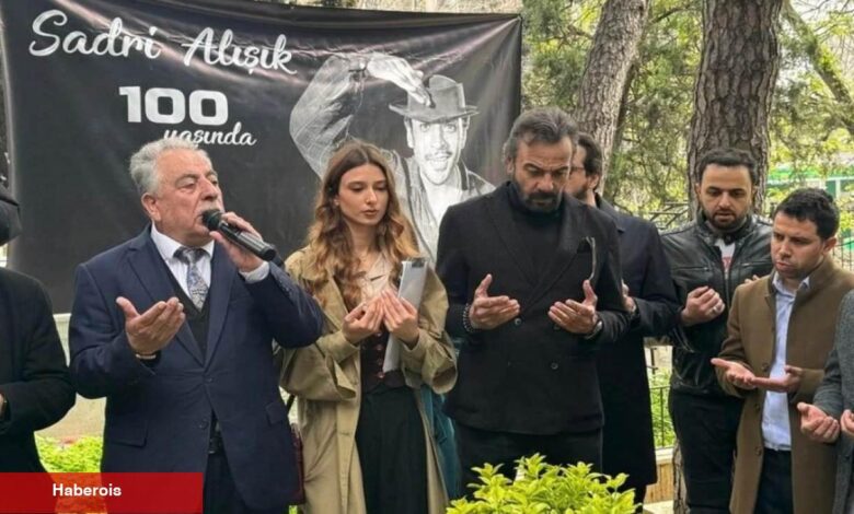 Sadri Alışık 100. doğum gününde mezarı başında dualarla anıldı - Haberois Sadri Alışık 100. doğum gününde mezarı başında dualarla anıldı