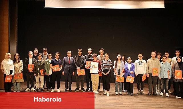 ZEYGEM Atölyelerinden Mezun Olan Gençler Sertifikalarını Başkan Arısoy'un Elinden Aldılar - Haberois ZEYGEM Atölyelerinden Mezun Olan Gençler Sertifikalarını Başkan Arısoy'un Elinden Aldılar