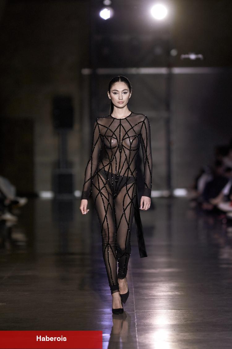 Bakü Fashion Week'te tüm gücüyle 'siyah' sahnede!