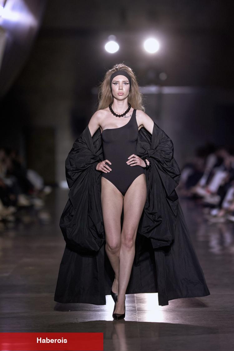 Bakü Fashion Week'te tüm gücüyle 'siyah' sahnede!