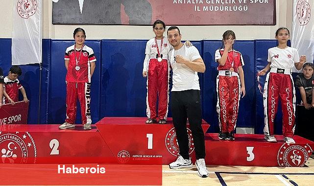 Belediye kick boks sporcularından büyük başarı - Haberois Belediye kick boks sporcularından büyük başarı