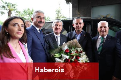 Bursa’da CHP lideri Özgür Özel’e coşkulu karşılama