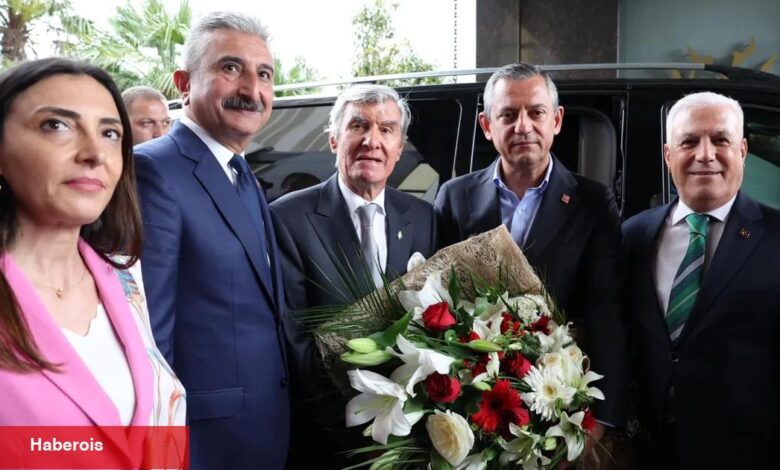 Bursa’da CHP lideri Özgür Özel’e coşkulu karşılama - Haberois Bursa’da CHP lideri Özgür Özel’e coşkulu karşılama