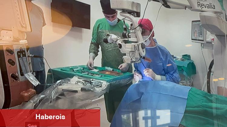 Bursa'da göz cerrahlarından canlı ameliyat