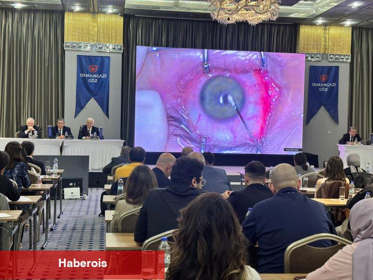 Bursa'da göz cerrahlarından canlı ameliyat