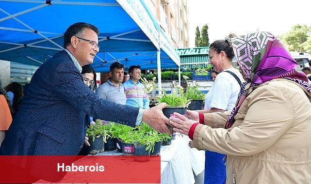 Büyükşehir Anneler Günü'nde çiçek dağıttı - Haberois Büyükşehir Anneler Günü'nde çiçek dağıttı