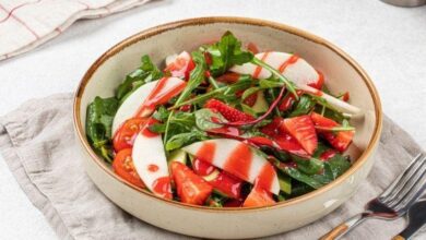 Çilek Soslu Roka Salatası