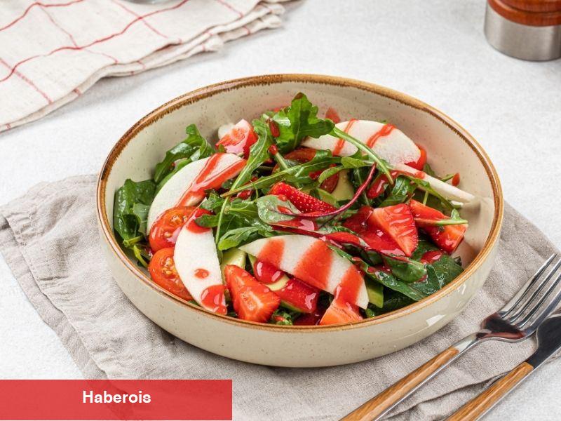 Çilek Soslu Roka Salatası