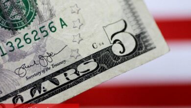Dolar düşmeye devam ediyor; sterlin enflasyon artışı sonrası yükseldi