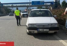 Düzce'de kamyonun sıkıştırdığı araç bariye çarptı!