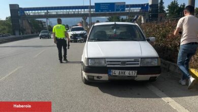 Düzce'de kamyonun sıkıştırdığı araç bariye çarptı!