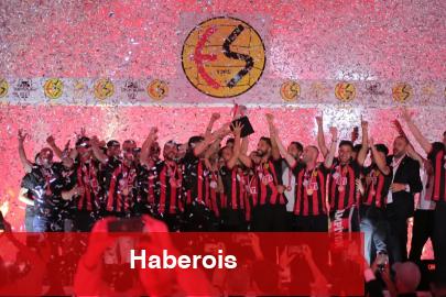 Eskişehirspor şampiyonluğunu alanda kutladı