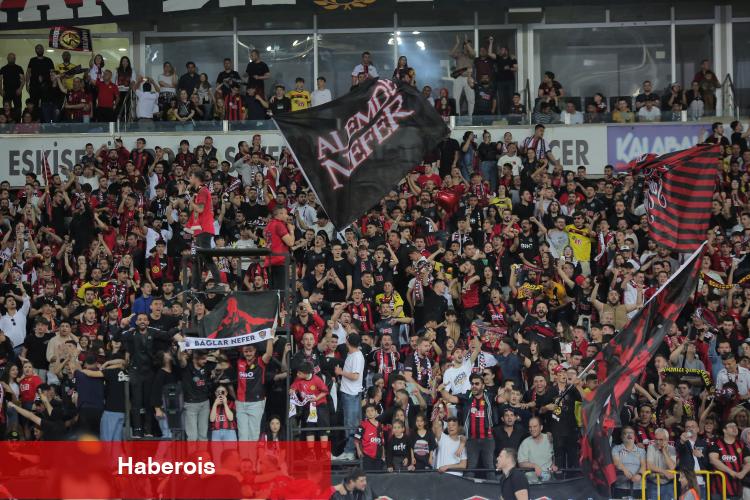Eskişehirspor şampiyonluğunu alanda kutladı