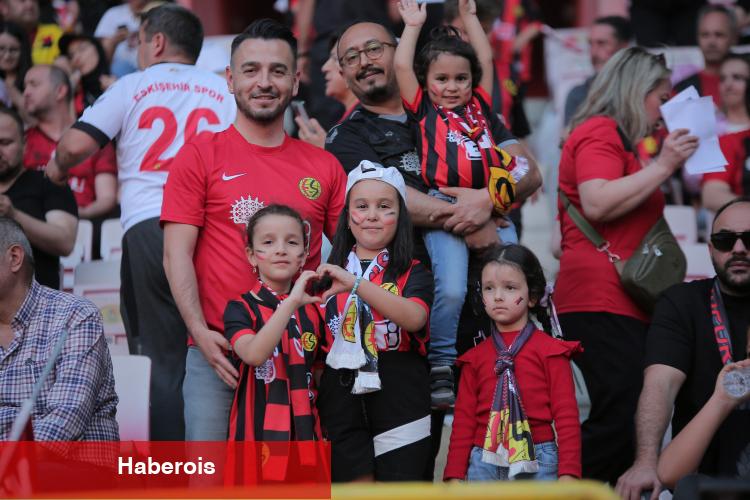 Eskişehirspor şampiyonluğunu alanda kutladı