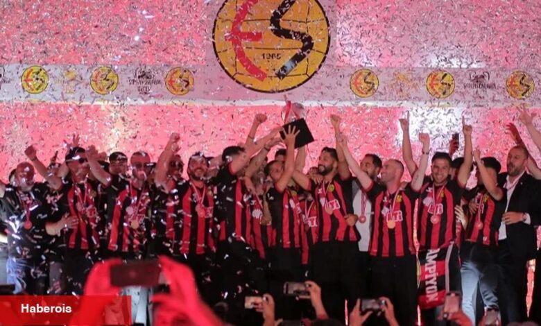 Eskişehirspor şampiyonluğunu alanda kutladı - Haberois Eskişehirspor şampiyonluğunu alanda kutladı