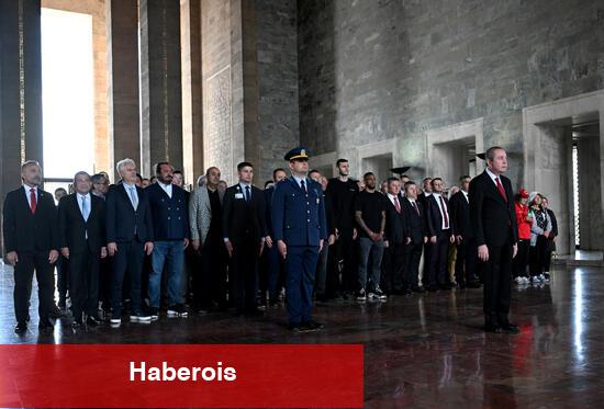 Gençlerbirliği topluluğu, Anıtkabir'i ve İlhan Cavcav'ın mezarını ziyaret etti