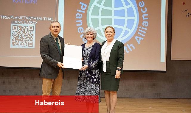 Gezegen sıhhati alanında çalışmalar yapan Prof. Dr. Teddie Potter konferans verdi