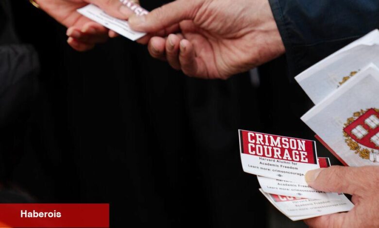 Harvard'ın mezuniyet günü protestoları ve gururunu harmanlıyor - Haberois Harvard'ın mezuniyet günü protestoları ve gururunu harmanlıyor