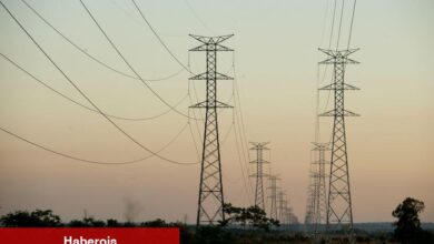 İngiltere güç düzenleyicisi Ofgem, toptan fiyatlardaki düşüşü yansıtmak için tavan fiyatı yüzde 7 düşürdü