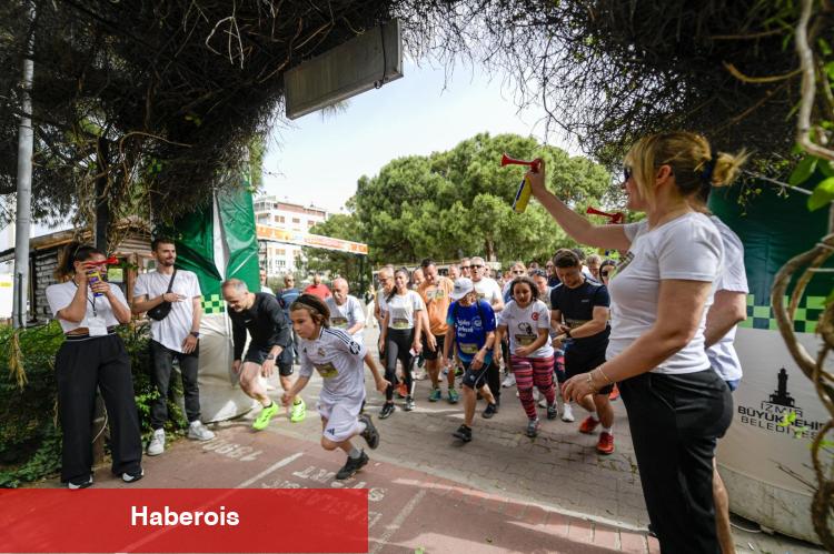 İzmir'de doğaseverler köy okulları için koştu