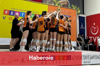 İzmir'de 'Festival Voleybol'da birinci mükafatlar verildi