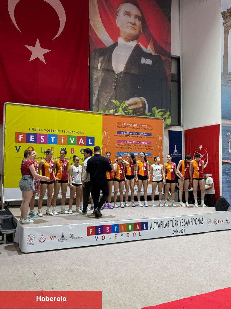 İzmir'de 'Festival Voleybol'da birinci mükafatlar verildi