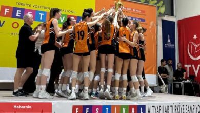 İzmir'de 'Festival Voleybol'da birinci mükafatlar verildi