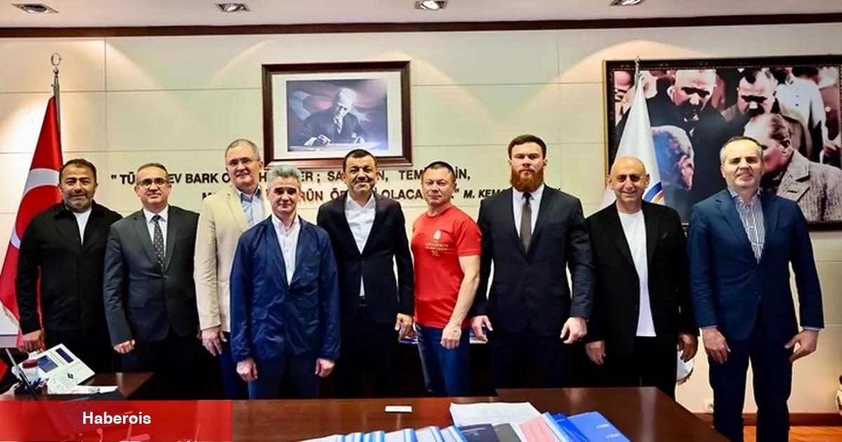 Kızıl Ordu Korosu’ndan Lider Çavuşoğlu’na ziyaret