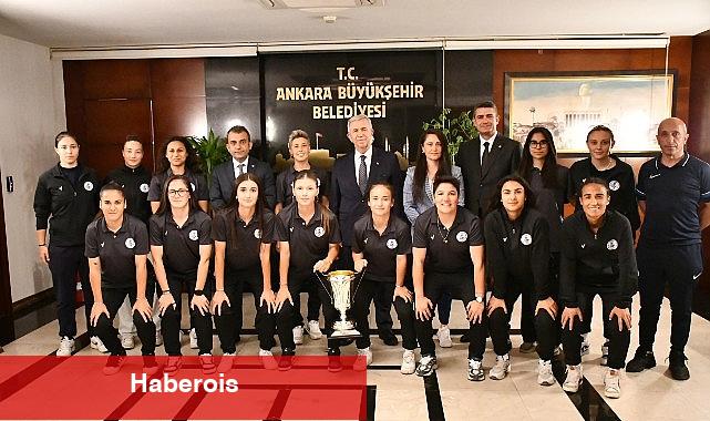 Kupa Mansur Başkan'ın Ellerinde - Haberois Kupa Mansur Başkan'ın Ellerinde
