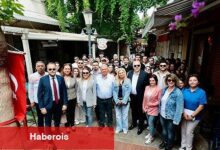 Lider Memnun Kosovalı öğrencilerle bir ortaya geldi