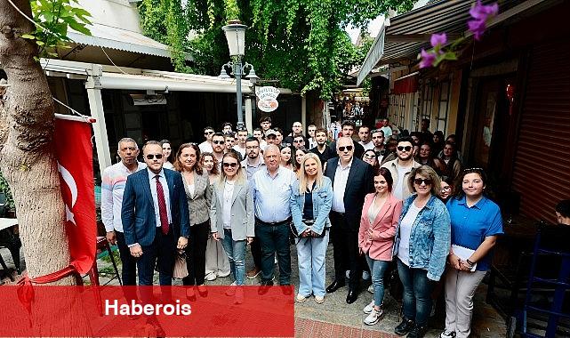 Lider Memnun Kosovalı öğrencilerle bir ortaya geldi - Haberois Lider Memnun Kosovalı öğrencilerle bir ortaya geldi