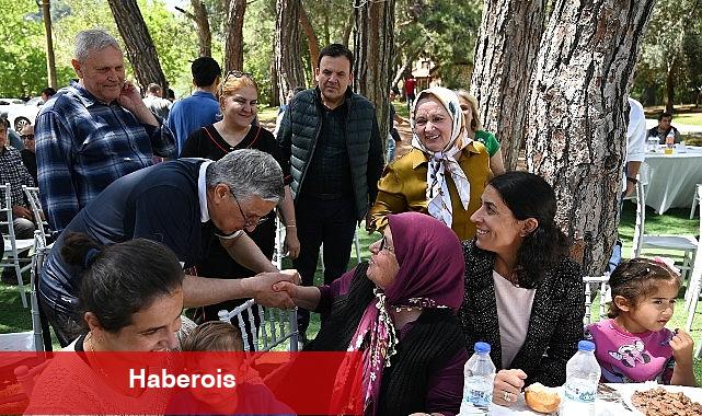 Lider Topaloğlu'ndan belediye işçisine yemek