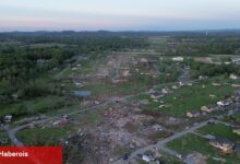 Ölümcül bir kasırgadan sonra, küçük bir Kentucky şehri parçaları almaya başlar