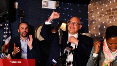 Punk-rock geçmişi bir NY politikacı için istenmeyen bagajla birlikte gelir