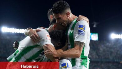 Real Betis'ten kuşlu logo totemi