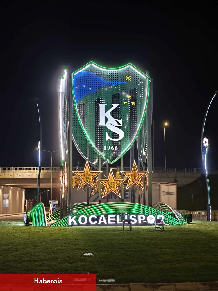 Stat kavşağını Kocaelispor’un arması aydınlatıyor