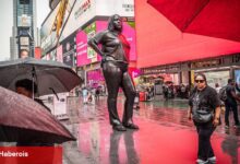 Times Sq. Heykel ırkçı tepkiyi ister. Bazıları için mesele bu.