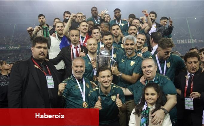 Üstün Lig'e yükselen Kocaelispor, şampiyonluk kupasını aldı - Haberois Üstün Lig'e yükselen Kocaelispor, şampiyonluk kupasını aldı