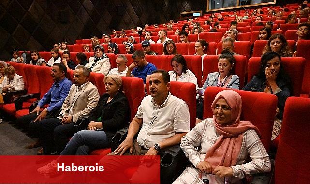"Uyandığım dünya" tiyatro oyunu büyük alkış aldı - Haberois "Uyandığım dünya" tiyatro oyunu büyük alkış aldı
