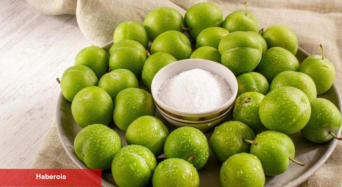 Yeşil erik yerken dikkat: Sayısız yararı var lakin tuz serpmeden yiyin!