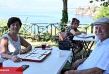Antalya'da kıdemli kent sakinlerinden mangala keyfi