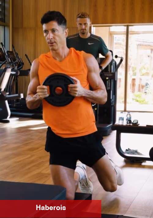 Barcelona forveti Robert Lewandowski ailesiyle Antalya'da!