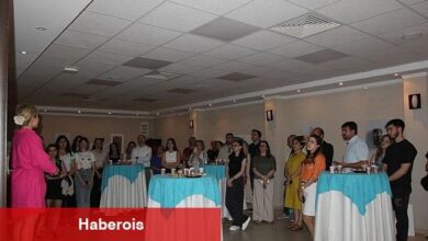 Egeli Eczacılık öğrencileri atık ilaç kutularını sanata dönüştürdü