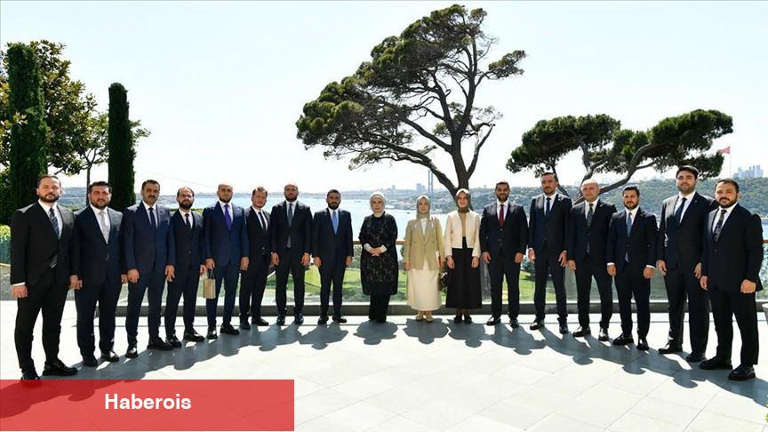 Emine Erdoğan, TÜGVA İdare Kurulu’yla bir ortaya geldi