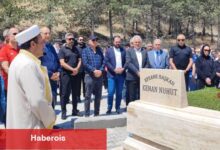 Eski lider, kabrinde anıldı