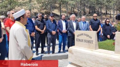 Eski lider, kabrinde anıldı