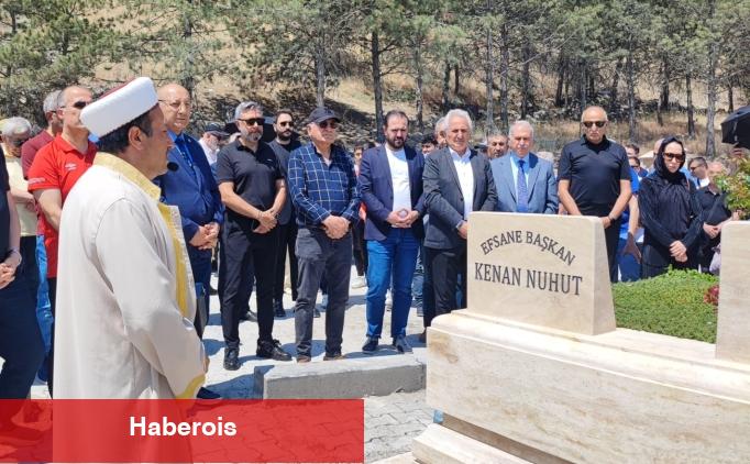 Eski lider, kabrinde anıldı - Haberois Eski lider, kabrinde anıldı