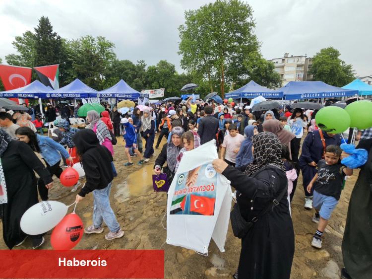 Gölcük'te yağmura karşın Filistin için tek yürek oldular