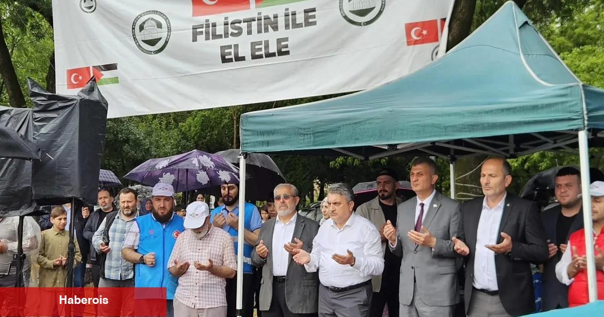 Gölcük'te yağmura karşın Filistin için tek yürek oldular