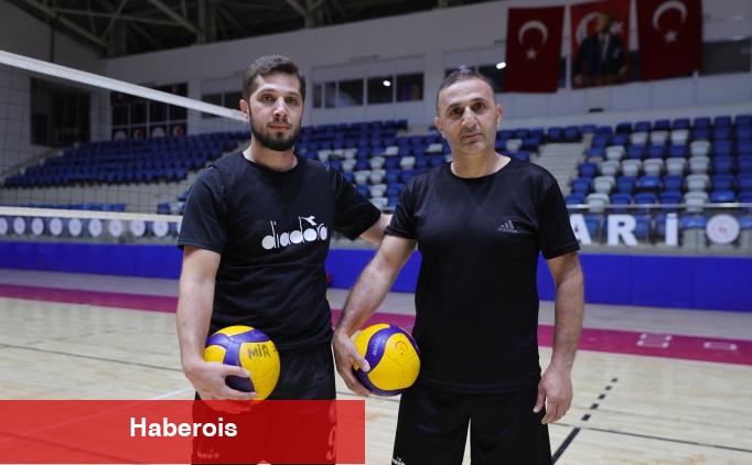 Hakkari'de baba oğul voleybol kadrosunun başarısı için uğraş ediyor - Haberois Hakkari'de baba oğul voleybol kadrosunun başarısı için uğraş ediyor